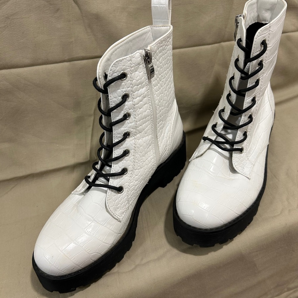 White Dirty Laundry Boots size 8.5 - Picture 2 of 6